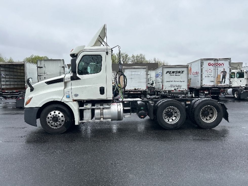Day Cab Tractor-Heavy Duty Tractors-Freightliner-2019-T12664ST-Belcamp-MD-189,113\n\t\tmiles-$ 52,250 - Image 4