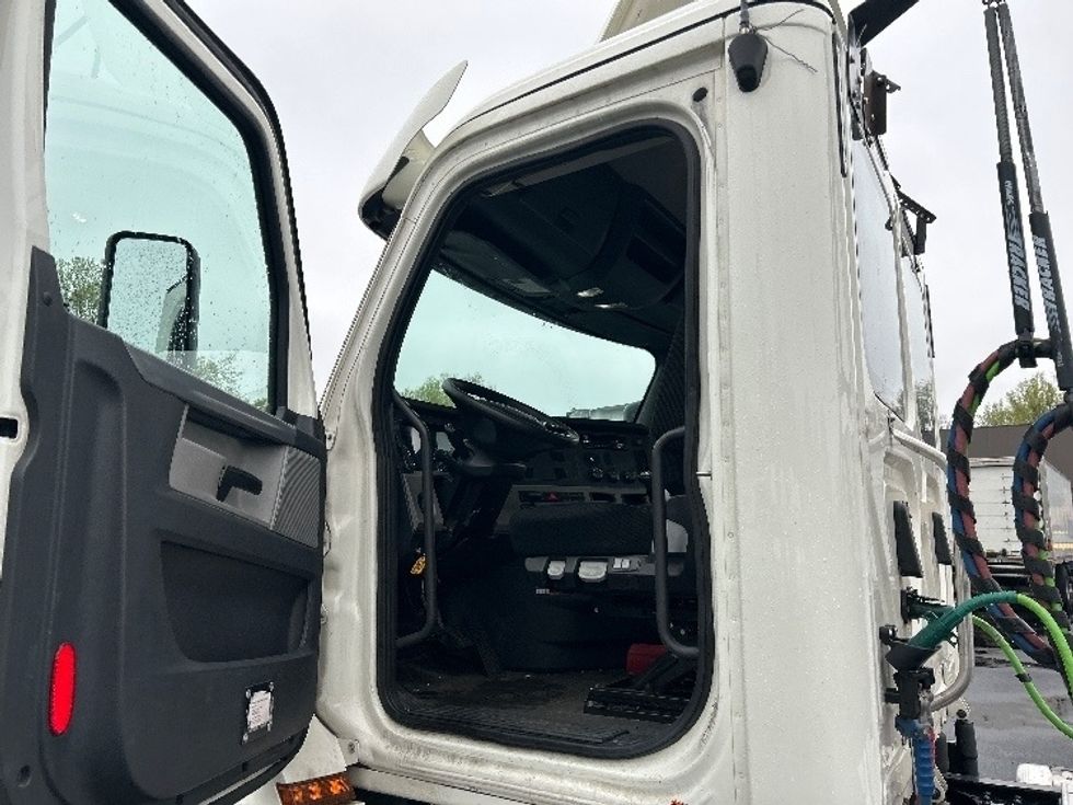 Day Cab Tractor-Heavy Duty Tractors-Freightliner-2019-T12664ST-Belcamp-MD-189,113\n\t\tmiles-$ 52,250 - Image 9