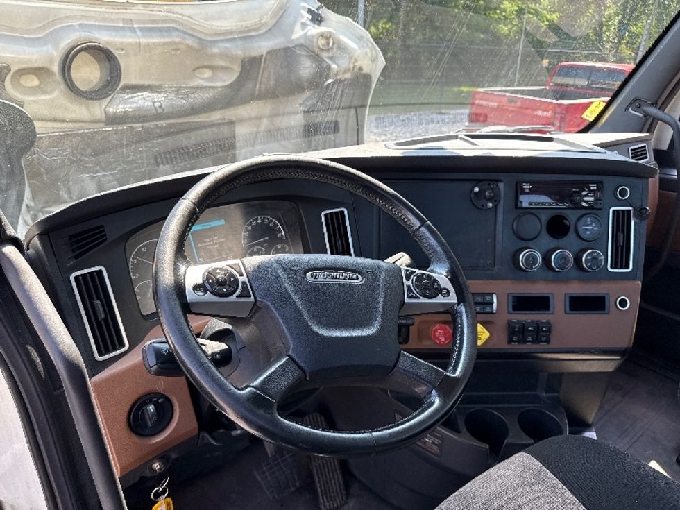 Day Cab Tractor-Heavy Duty Tractors-Freightliner-2019-T12664ST-Belcamp-MD-471,223\n\t\tmiles-$ 41,750 - Image 10