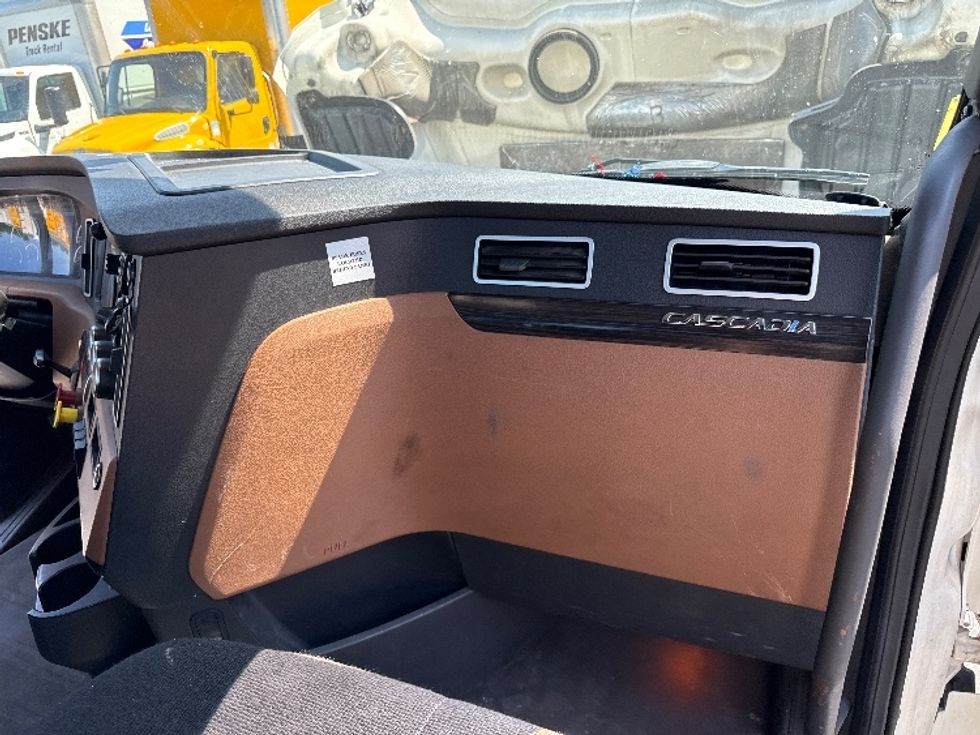 Day Cab Tractor-Heavy Duty Tractors-Freightliner-2019-T12664ST-Belcamp-MD-471,223\n\t\tmiles-$ 41,750 - Image 13