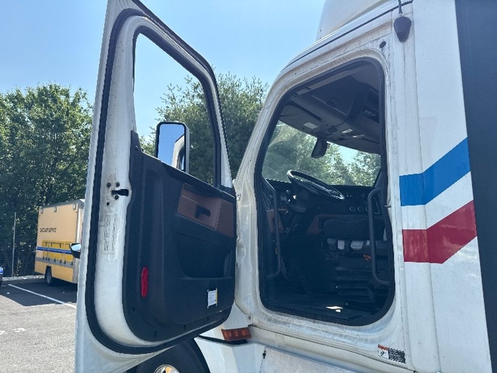 Day Cab Tractor-Heavy Duty Tractors-Freightliner-2019-T12664ST-Belcamp-MD-471,223\n\t\tmiles-$ 41,750 - Image 9