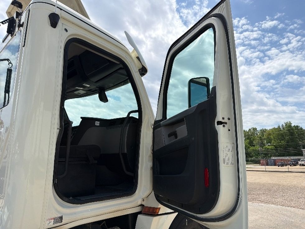 Day Cab Tractor-Heavy Duty Tractors-Freightliner-2019-T12664ST-Belden-MS-260,450\n\t\tmiles-$ 47,500 - Image 12