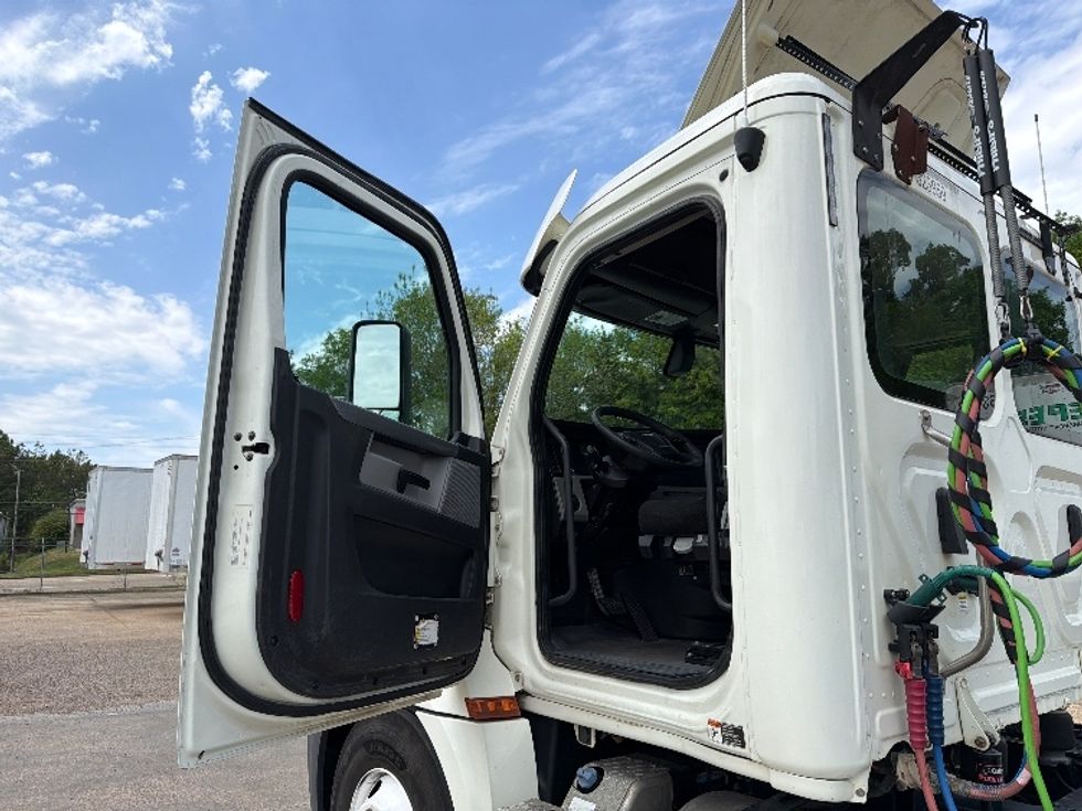 Day Cab Tractor-Heavy Duty Tractors-Freightliner-2019-T12664ST-Belden-MS-260,450\n\t\tmiles-$ 47,500 - Image 9