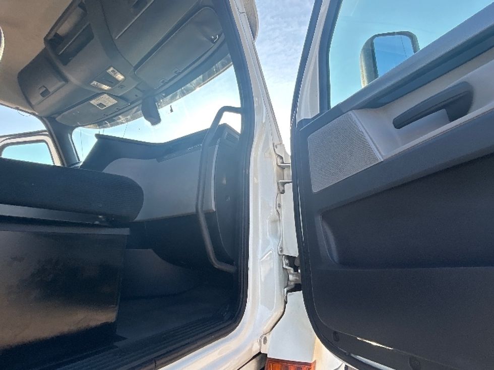 Day Cab Tractor-Heavy Duty Tractors-Freightliner-2019-T12664ST-Belden-MS-313,096\n\t\tmiles-$ 54,250 - Image 12