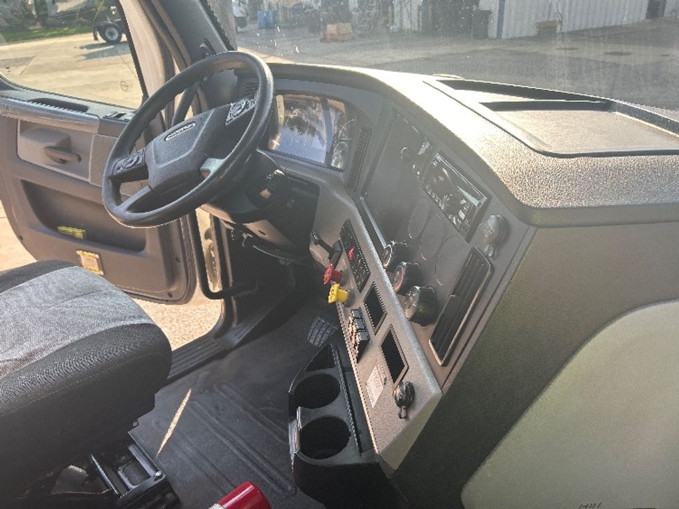 Day Cab Tractor-Heavy Duty Tractors-Freightliner-2019-T12664ST-Belden-MS-313,096\n\t\tmiles-$ 54,250 - Image 14
