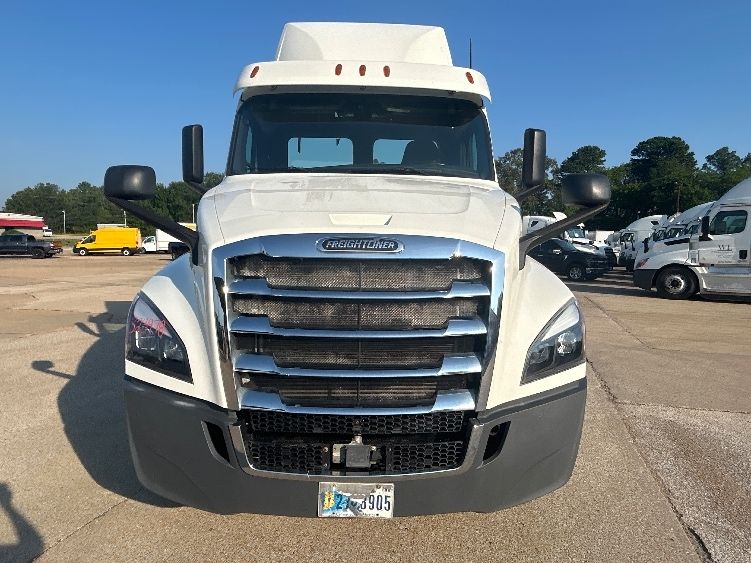 2019 Freightliner Cascadia 126" Day cab photo 2