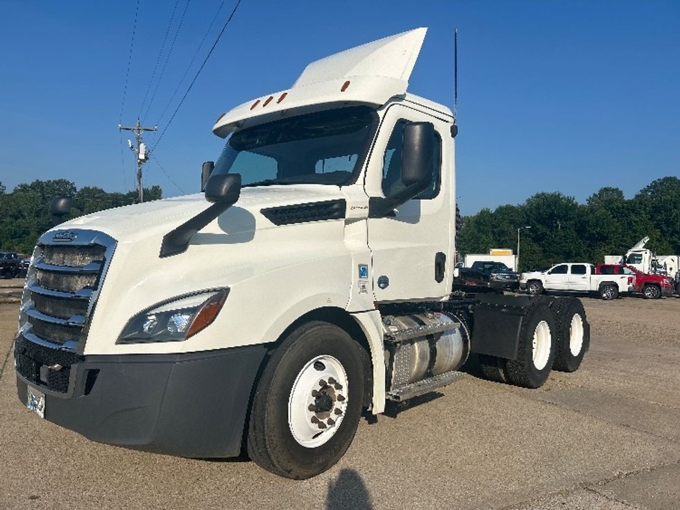 2019 Freightliner Cascadia 126" Day cab photo 3