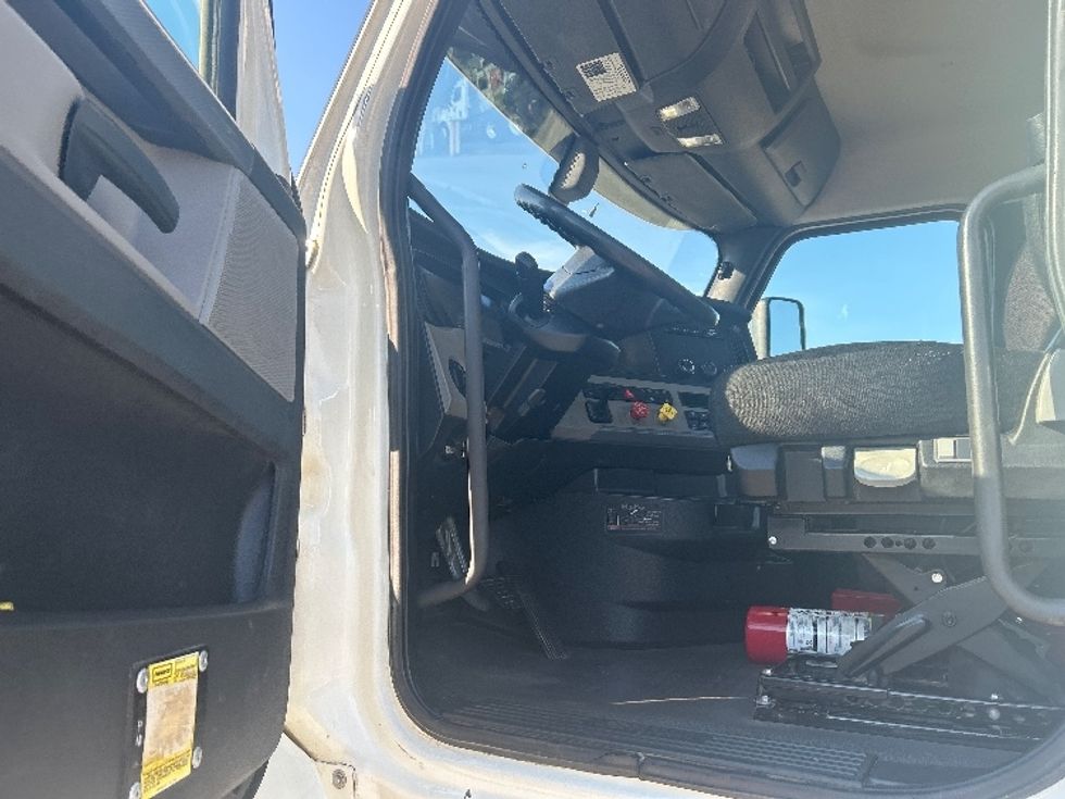 Day Cab Tractor-Heavy Duty Tractors-Freightliner-2019-T12664ST-Belden-MS-313,096\n\t\tmiles-$ 54,250 - Image 9