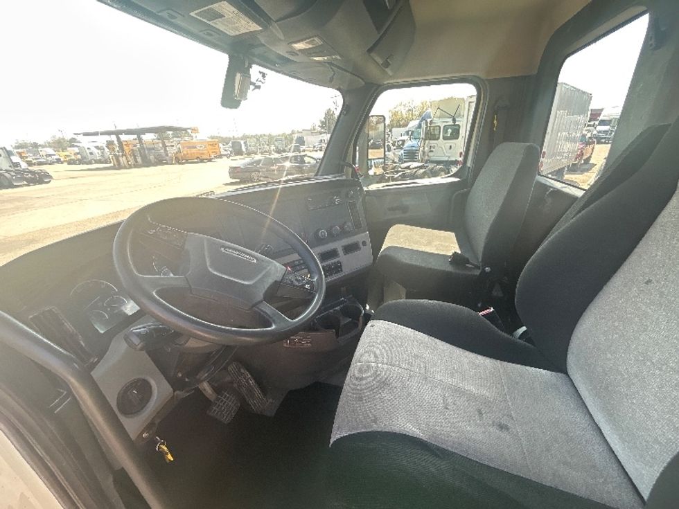 Day Cab Tractor-Heavy Duty Tractors-Freightliner-2019-T12664ST-Belden-MS-323,728\n\t\tmiles-$ 60,750 - Image 10