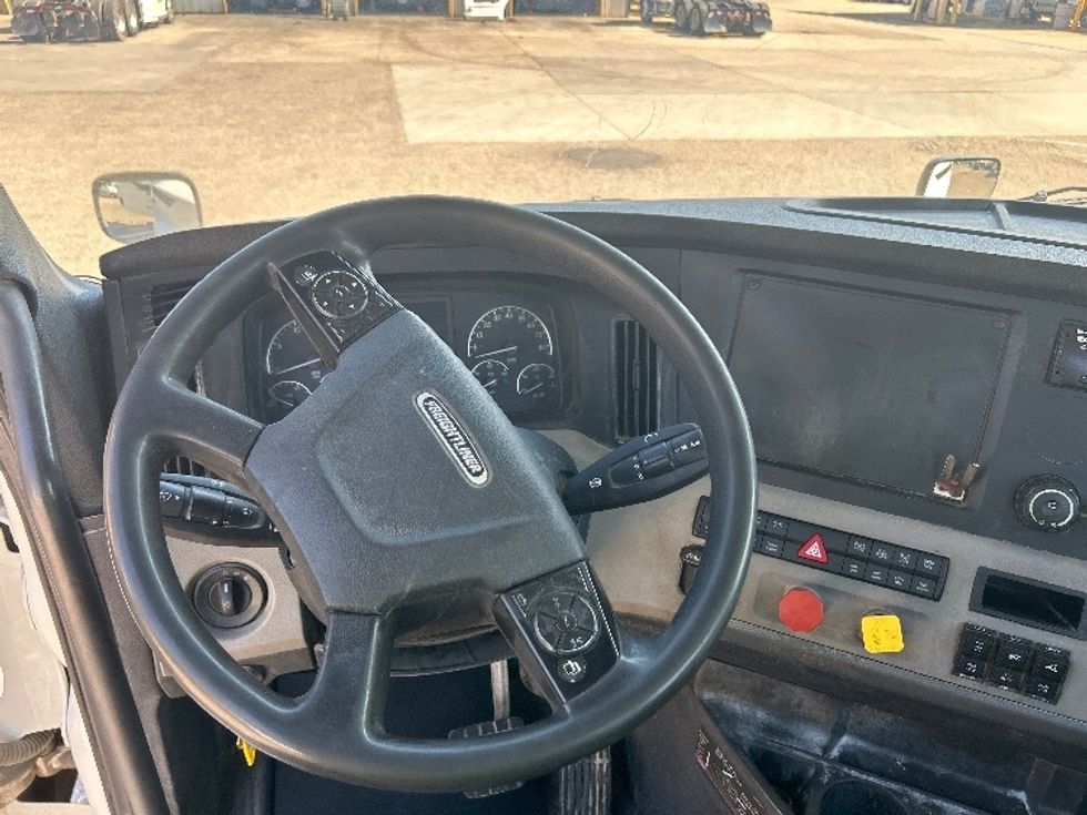 Day Cab Tractor-Heavy Duty Tractors-Freightliner-2019-T12664ST-Belden-MS-323,728\n\t\tmiles-$ 60,750 - Image 11