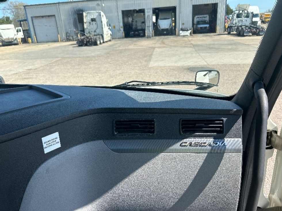 Day Cab Tractor-Heavy Duty Tractors-Freightliner-2019-T12664ST-Belden-MS-323,728\n\t\tmiles-$ 60,750 - Image 13