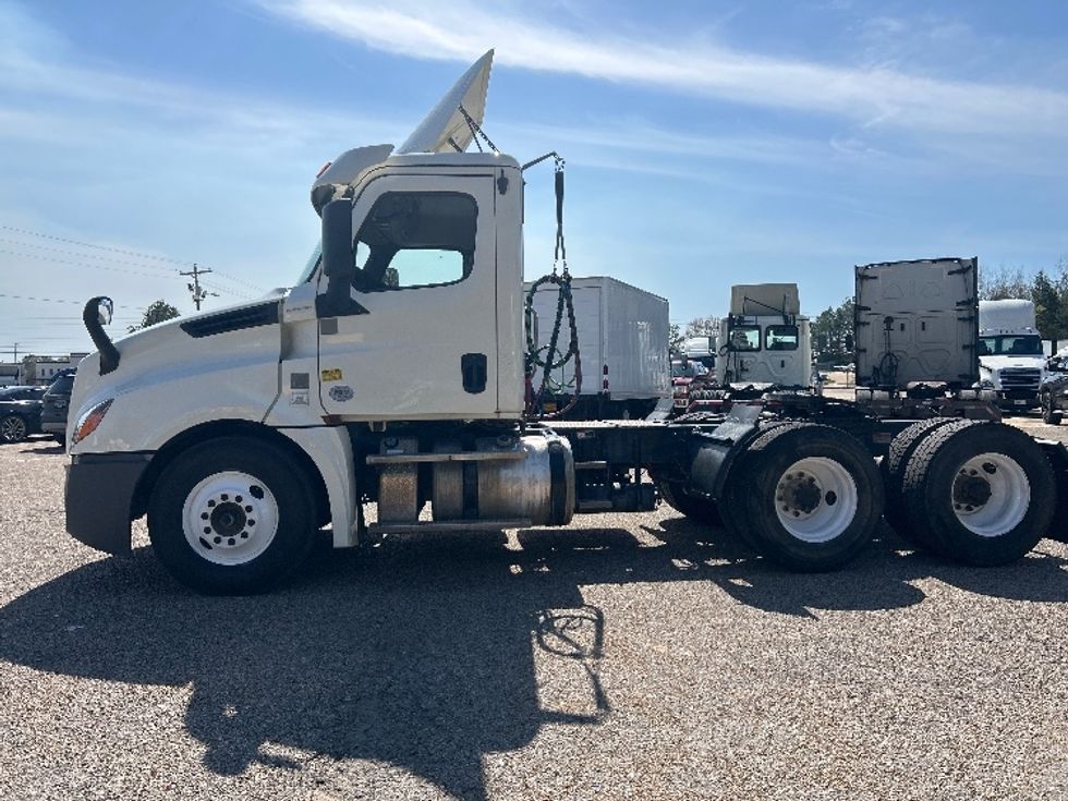 Day Cab Tractor-Heavy Duty Tractors-Freightliner-2019-T12664ST-Belden-MS-323,728\n\t\tmiles-$ 60,750 - Image 4
