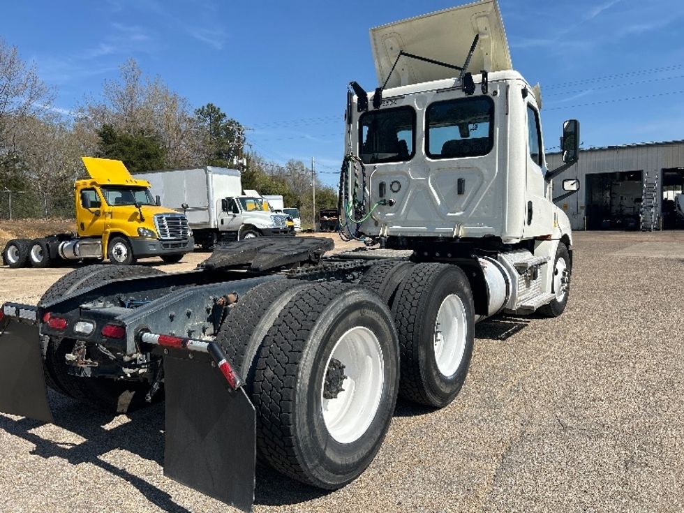 Day Cab Tractor-Heavy Duty Tractors-Freightliner-2019-T12664ST-Belden-MS-323,728\n\t\tmiles-$ 60,750 - Image 7