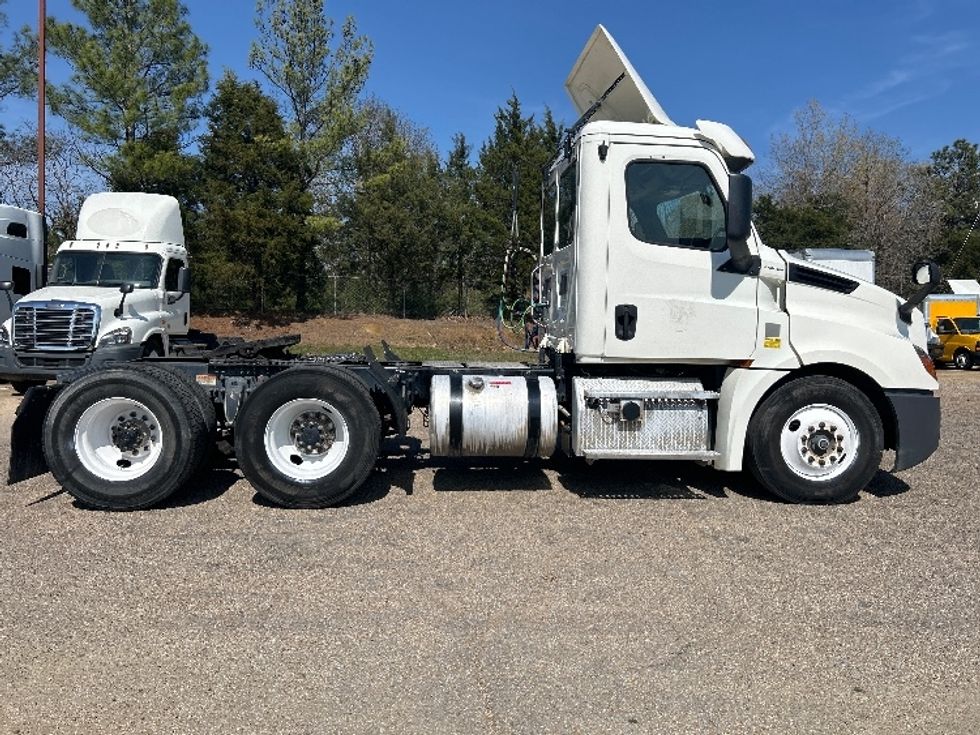 Day Cab Tractor-Heavy Duty Tractors-Freightliner-2019-T12664ST-Belden-MS-323,728\n\t\tmiles-$ 60,750 - Image 8