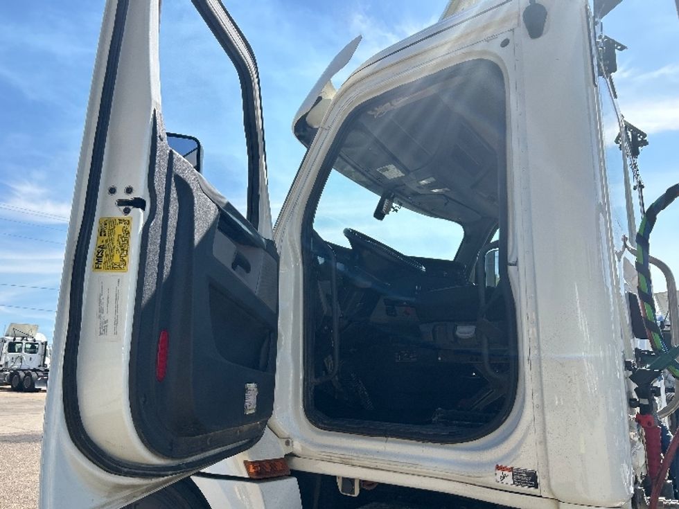 Day Cab Tractor-Heavy Duty Tractors-Freightliner-2019-T12664ST-Belden-MS-323,728\n\t\tmiles-$ 60,750 - Image 9