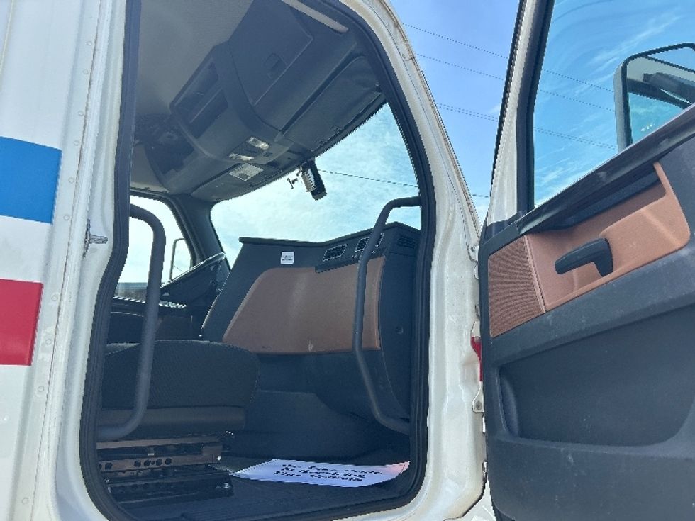 Day Cab Tractor-Heavy Duty Tractors-Freightliner-2019-T12664ST-Belden-MS-461,749\n\t\tmiles-$ 47,500 - Image 12