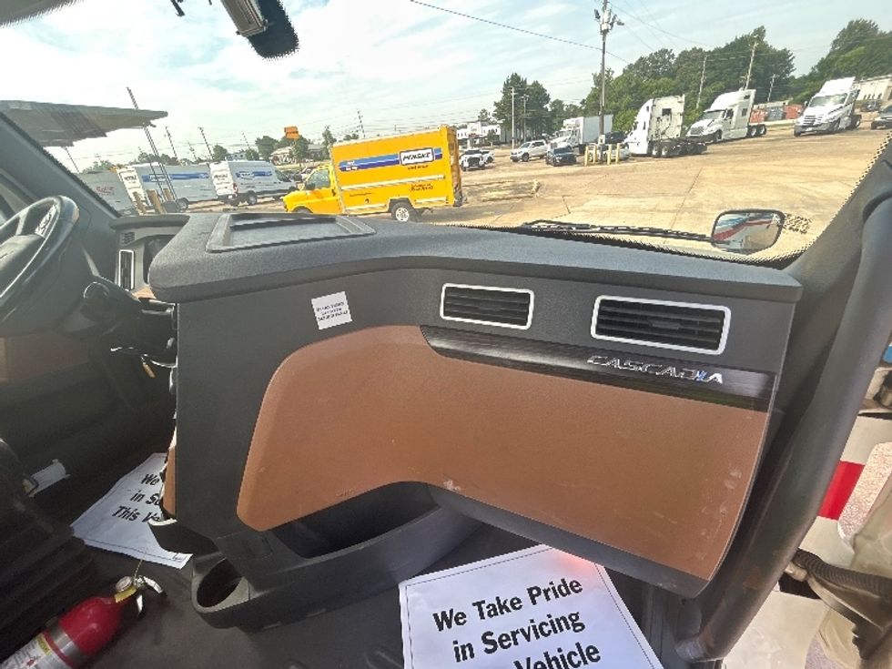 Day Cab Tractor-Heavy Duty Tractors-Freightliner-2019-T12664ST-Belden-MS-461,749\n\t\tmiles-$ 47,500 - Image 13