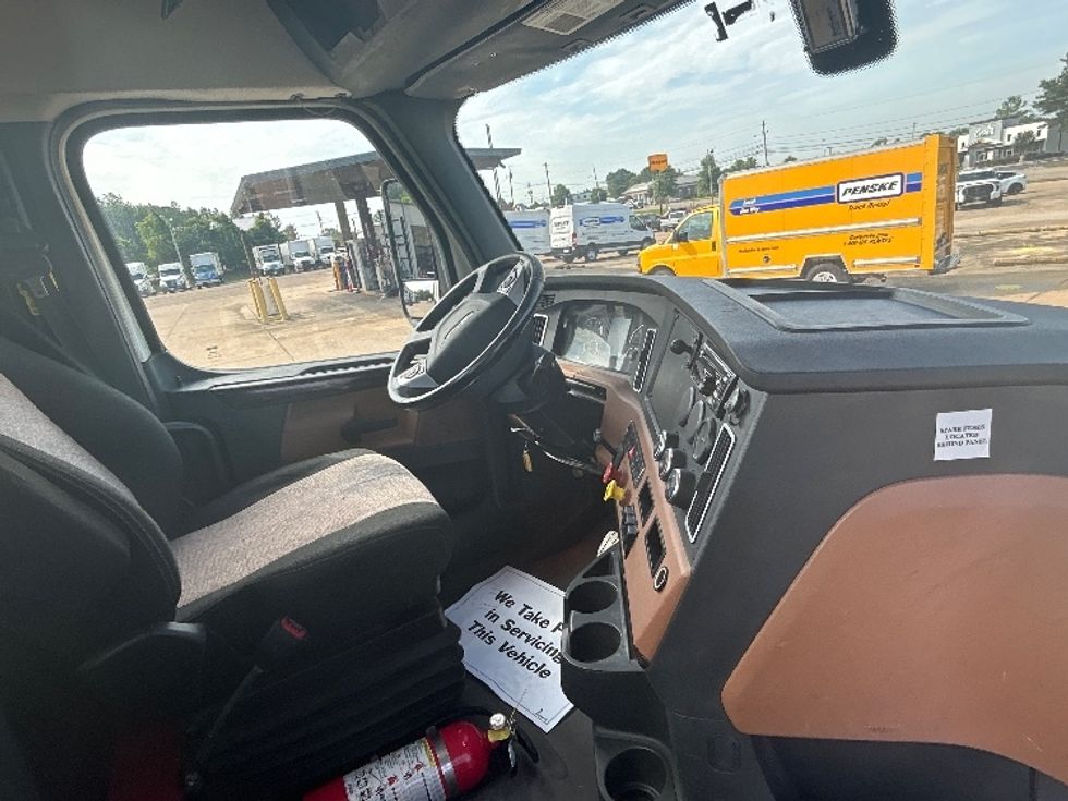 Day Cab Tractor-Heavy Duty Tractors-Freightliner-2019-T12664ST-Belden-MS-461,749\n\t\tmiles-$ 47,500 - Image 14