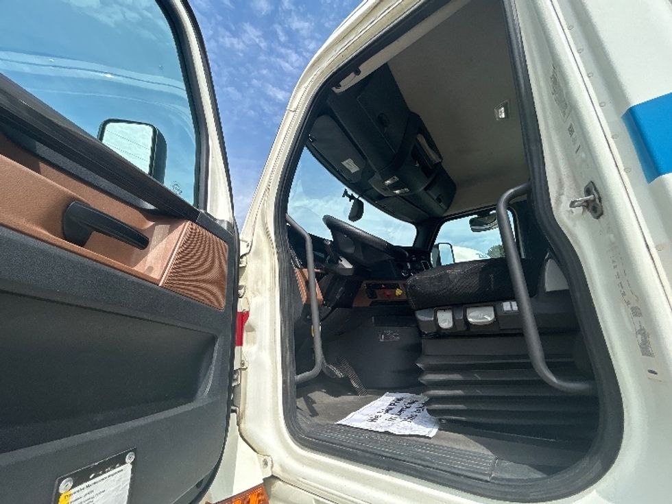 Day Cab Tractor-Heavy Duty Tractors-Freightliner-2019-T12664ST-Belden-MS-517,206\n\t\tmiles-$ 43,250 - Image 18