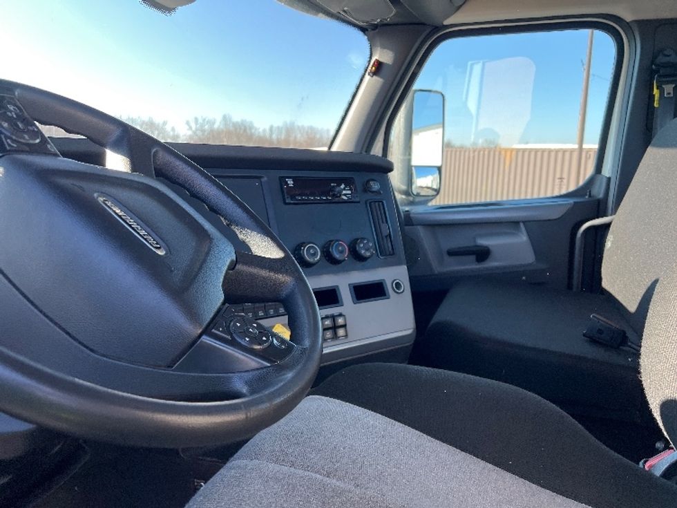 Day Cab Tractor-Heavy Duty Tractors-Freightliner-2019-T12664ST-Bensalem-PA-230,685\n\t\tmiles-$ 52,750 - Image 10