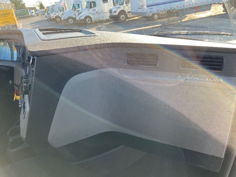 Day Cab Tractor-Heavy Duty Tractors-Freightliner-2019-T12664ST-Bensalem-PA-230,685\n\t\tmiles-$ 52,750 - Image 13