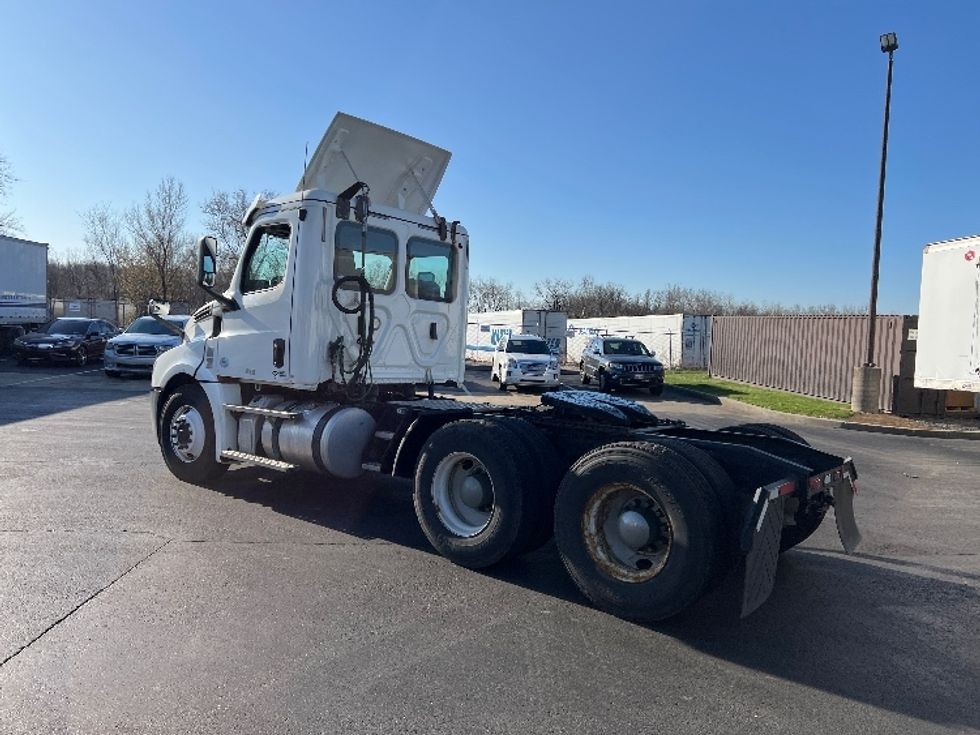 Day Cab Tractor-Heavy Duty Tractors-Freightliner-2019-T12664ST-Bensalem-PA-230,685\n\t\tmiles-$ 52,750 - Image 5