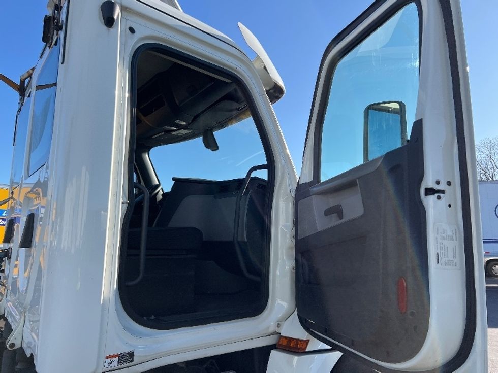 Day Cab Tractor-Heavy Duty Tractors-Freightliner-2019-T12664ST-Bensalem-PA-230,716\n\t\tmiles-$ 38,750 - Image 12