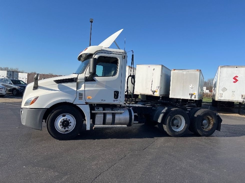 Day Cab Tractor-Heavy Duty Tractors-Freightliner-2019-T12664ST-Bensalem-PA-230,716\n\t\tmiles-$ 38,750 - Image 4