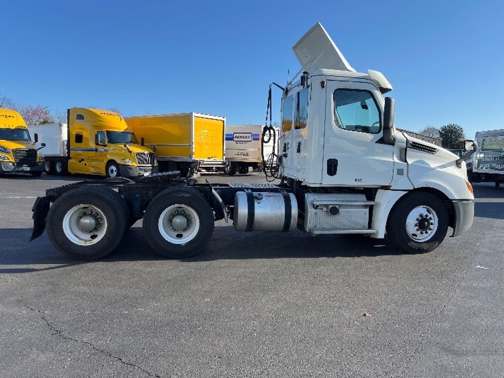 Day Cab Tractor-Heavy Duty Tractors-Freightliner-2019-T12664ST-Bensalem-PA-230,716\n\t\tmiles-$ 38,750 - Image 8