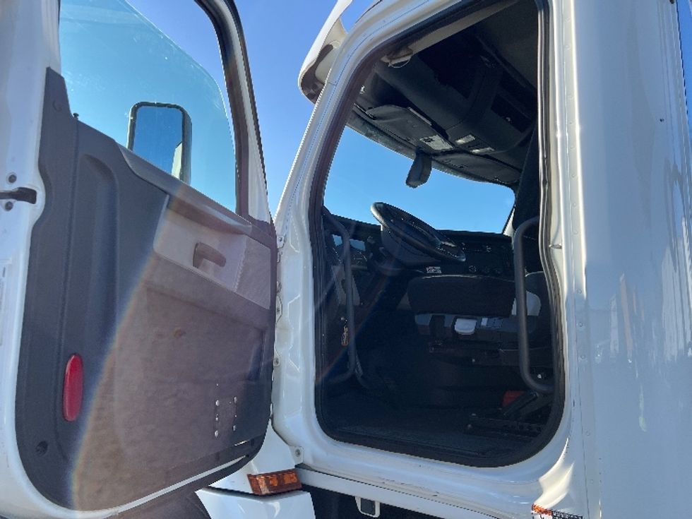 Day Cab Tractor-Heavy Duty Tractors-Freightliner-2019-T12664ST-Bensalem-PA-230,716\n\t\tmiles-$ 38,750 - Image 9