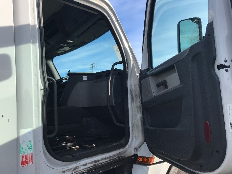 Day Cab Tractor-Heavy Duty Tractors-Freightliner-2019-T12664ST-Bensalem-PA-320,965\n\t\tmiles-$ 45,000 - Image 12