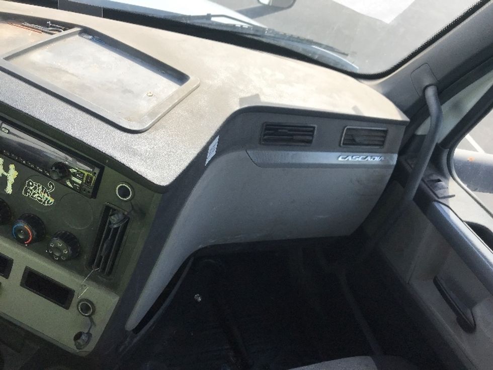 Day Cab Tractor-Heavy Duty Tractors-Freightliner-2019-T12664ST-Bensalem-PA-320,965\n\t\tmiles-$ 45,000 - Image 13