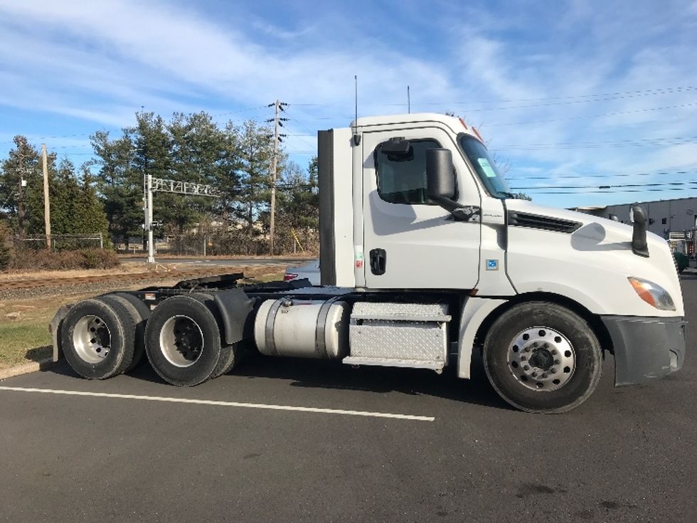 Day Cab Tractor-Heavy Duty Tractors-Freightliner-2019-T12664ST-Bensalem-PA-320,965\n\t\tmiles-$ 45,000 - Image 8
