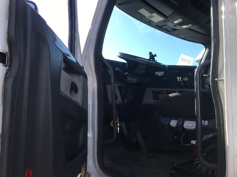 Day Cab Tractor-Heavy Duty Tractors-Freightliner-2019-T12664ST-Bensalem-PA-320,965\n\t\tmiles-$ 45,000 - Image 9