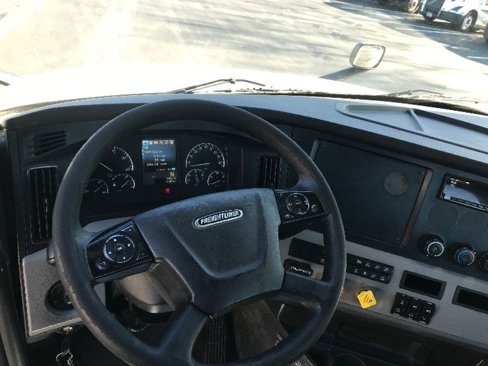 Day Cab Tractor-Heavy Duty Tractors-Freightliner-2019-T12664ST-Bensalem-PA-321,830\n\t\tmiles-$ 45,000 - Image 11