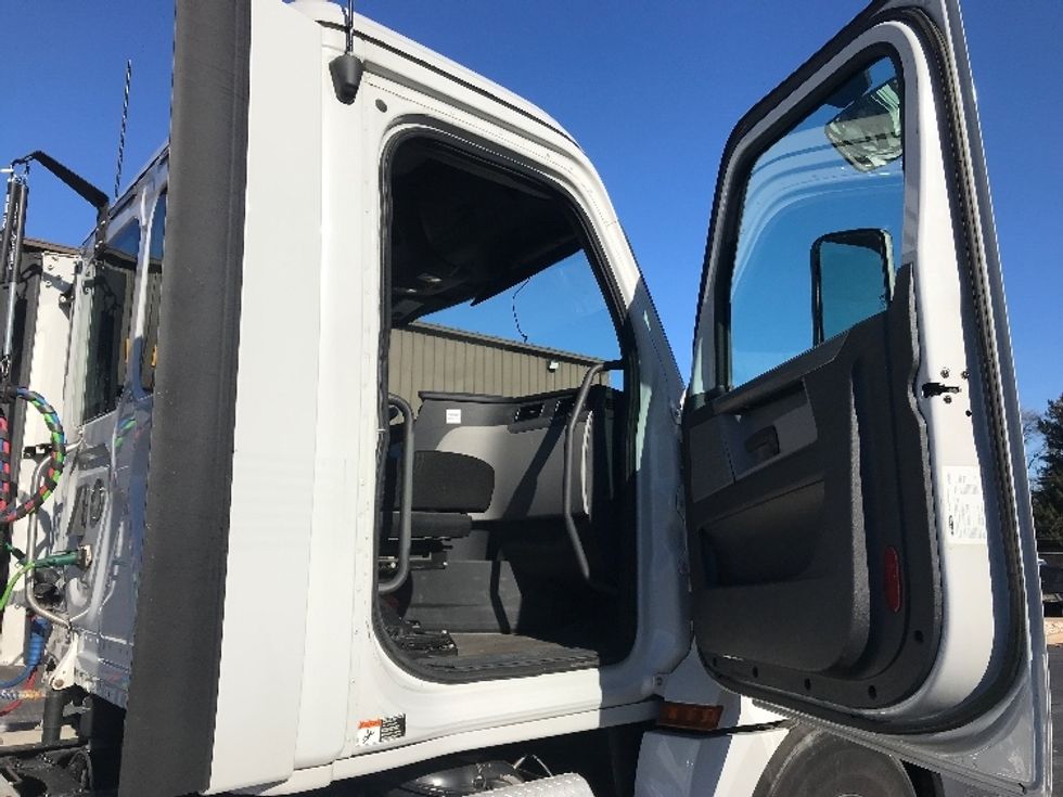 Day Cab Tractor-Heavy Duty Tractors-Freightliner-2019-T12664ST-Bensalem-PA-321,830\n\t\tmiles-$ 45,000 - Image 12