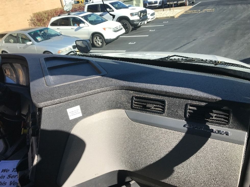 Day Cab Tractor-Heavy Duty Tractors-Freightliner-2019-T12664ST-Bensalem-PA-321,830\n\t\tmiles-$ 45,000 - Image 13