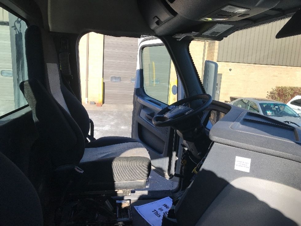 Day Cab Tractor-Heavy Duty Tractors-Freightliner-2019-T12664ST-Bensalem-PA-321,830\n\t\tmiles-$ 45,000 - Image 14