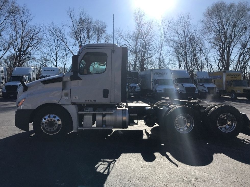 Day Cab Tractor-Heavy Duty Tractors-Freightliner-2019-T12664ST-Bensalem-PA-321,830\n\t\tmiles-$ 45,000 - Image 4