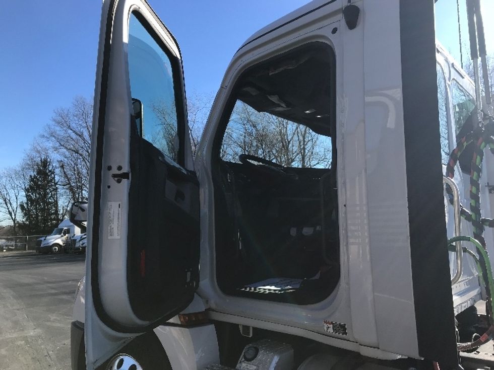 Day Cab Tractor-Heavy Duty Tractors-Freightliner-2019-T12664ST-Bensalem-PA-321,830\n\t\tmiles-$ 45,000 - Image 9