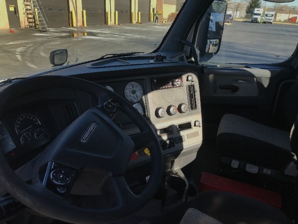 Day Cab Tractor-Heavy Duty Tractors-Freightliner-2019-T12664ST-Bensalem-PA-345,235\n\t\tmiles-$ 43,750 - Image 10