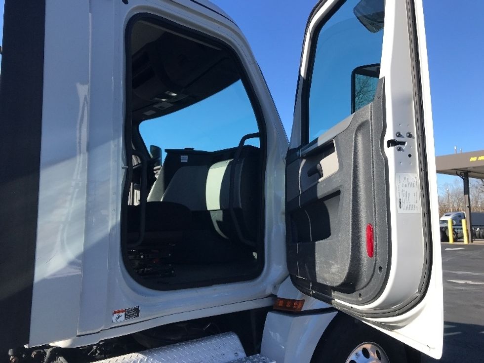 Day Cab Tractor-Heavy Duty Tractors-Freightliner-2019-T12664ST-Bensalem-PA-345,235\n\t\tmiles-$ 43,750 - Image 12