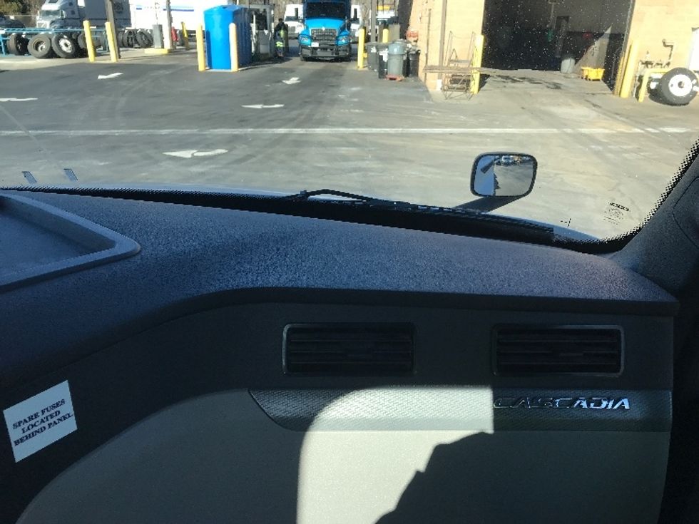 Day Cab Tractor-Heavy Duty Tractors-Freightliner-2019-T12664ST-Bensalem-PA-345,235\n\t\tmiles-$ 43,750 - Image 13