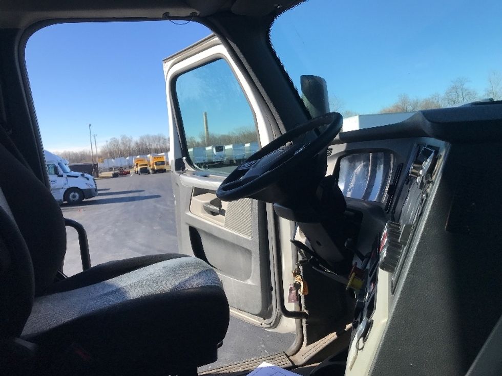 Day Cab Tractor-Heavy Duty Tractors-Freightliner-2019-T12664ST-Bensalem-PA-345,235\n\t\tmiles-$ 43,750 - Image 14