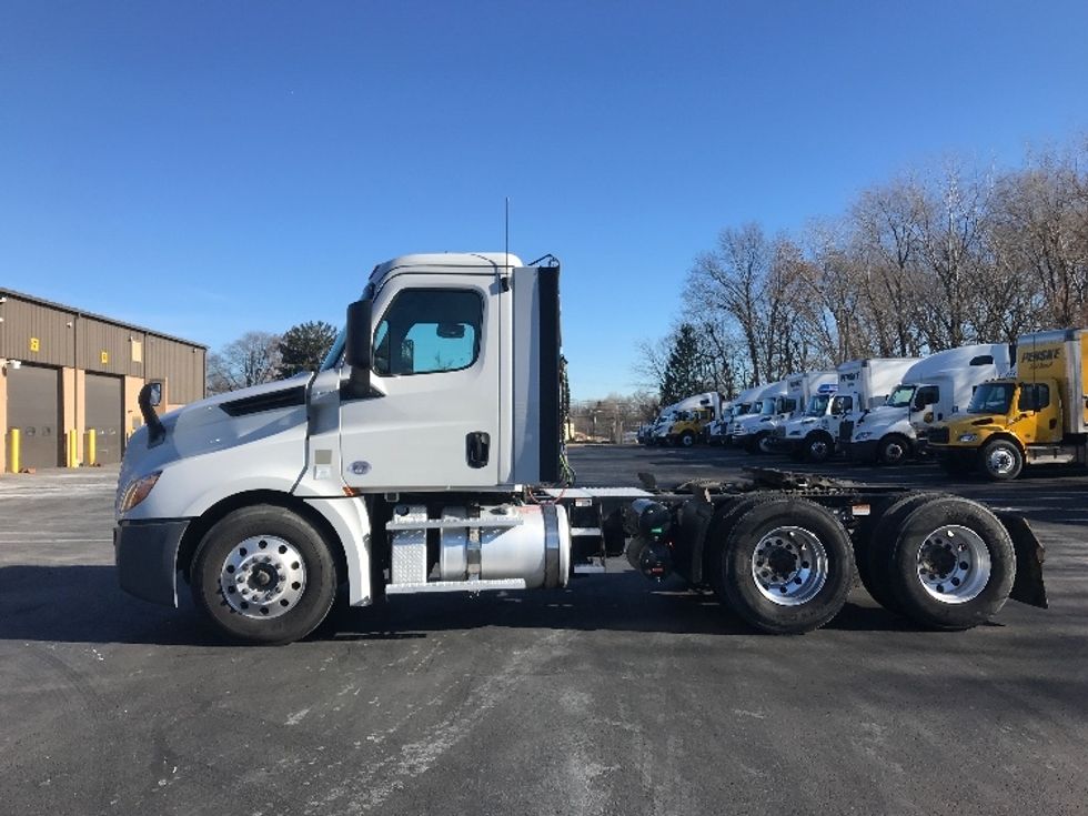 Day Cab Tractor-Heavy Duty Tractors-Freightliner-2019-T12664ST-Bensalem-PA-345,235\n\t\tmiles-$ 43,750 - Image 4