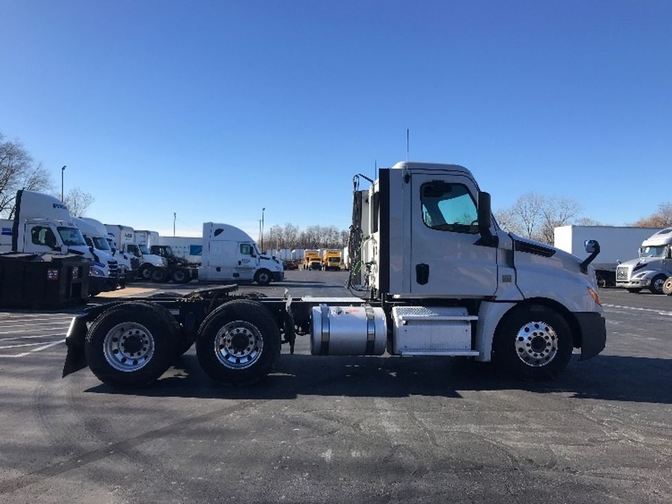 Day Cab Tractor-Heavy Duty Tractors-Freightliner-2019-T12664ST-Bensalem-PA-345,235\n\t\tmiles-$ 43,750 - Image 8
