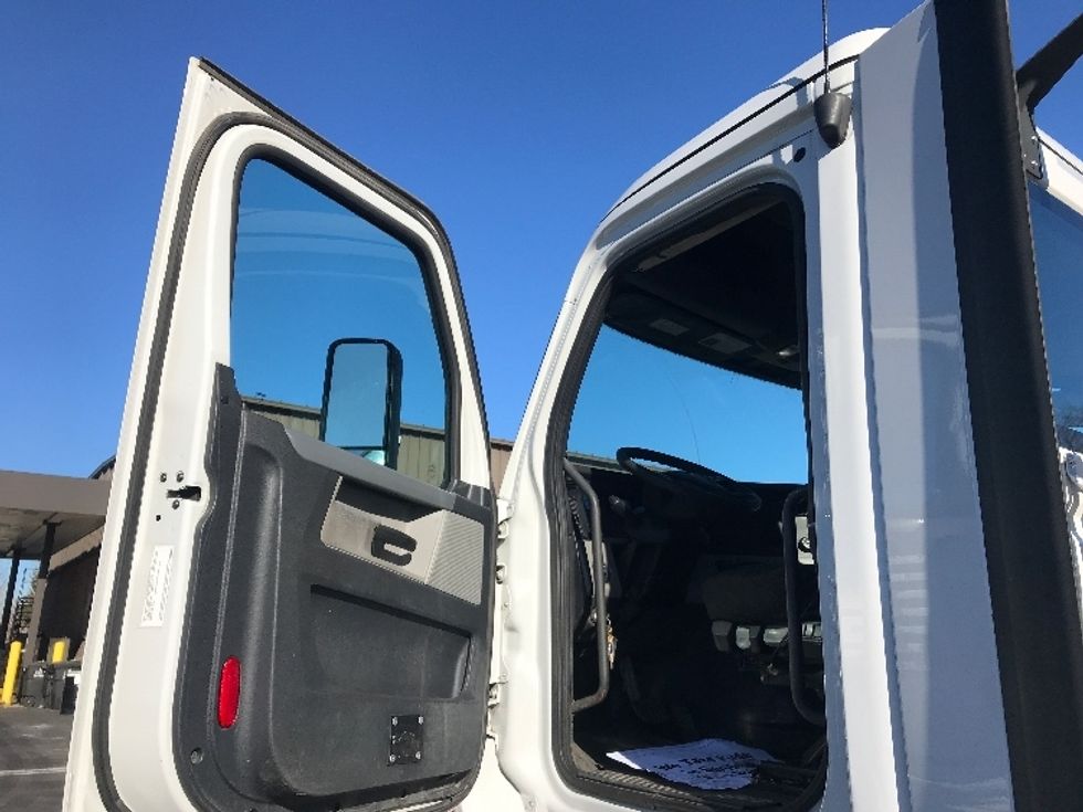 Day Cab Tractor-Heavy Duty Tractors-Freightliner-2019-T12664ST-Bensalem-PA-345,235\n\t\tmiles-$ 43,750 - Image 9