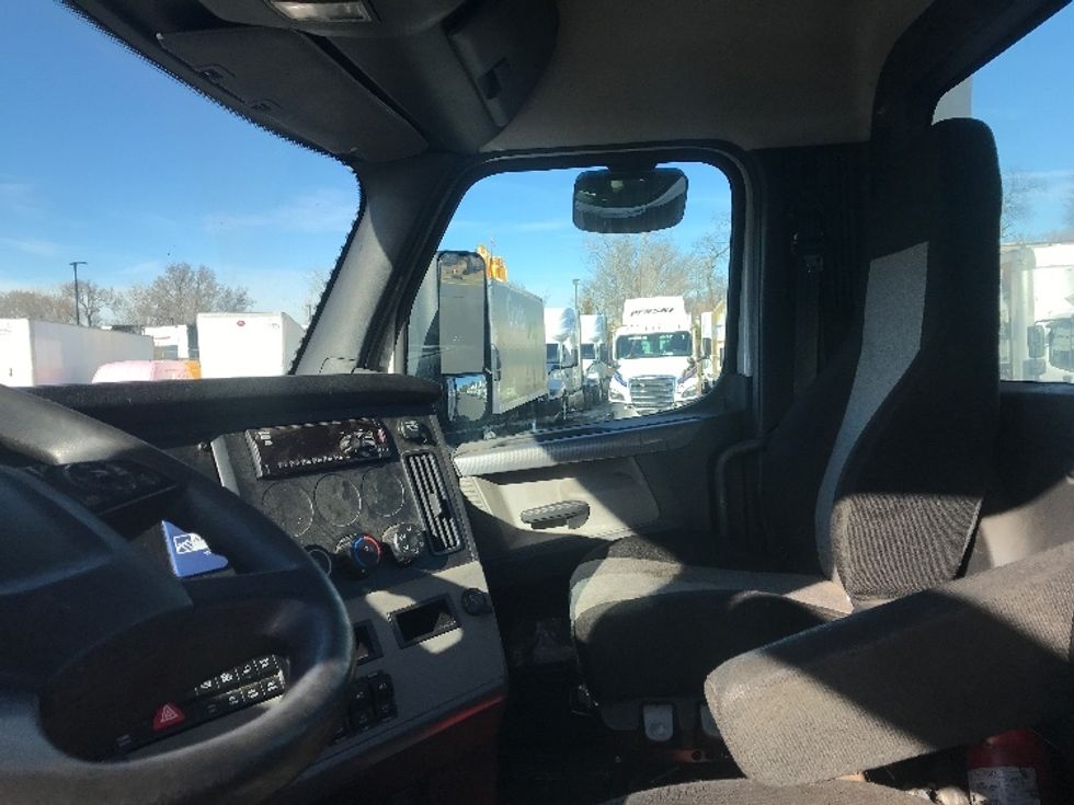 Day Cab Tractor-Heavy Duty Tractors-Freightliner-2019-T12664ST-Bensalem-PA-353,192\n\t\tmiles-$ 43,500 - Image 10