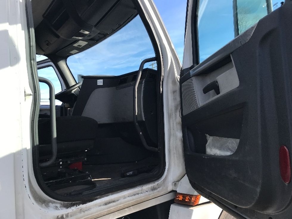 Day Cab Tractor-Heavy Duty Tractors-Freightliner-2019-T12664ST-Bensalem-PA-353,192\n\t\tmiles-$ 43,500 - Image 11