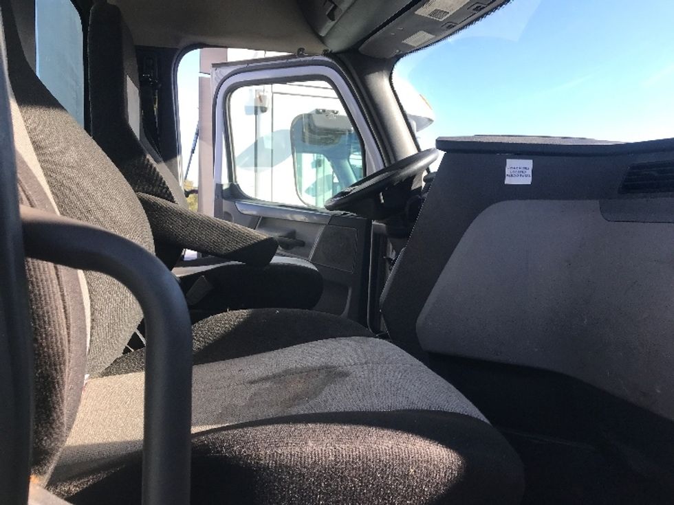 Day Cab Tractor-Heavy Duty Tractors-Freightliner-2019-T12664ST-Bensalem-PA-353,192\n\t\tmiles-$ 43,500 - Image 12